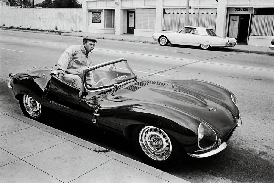 Steve McQueen sulla sua Jaguar XK SS (Getty Images)